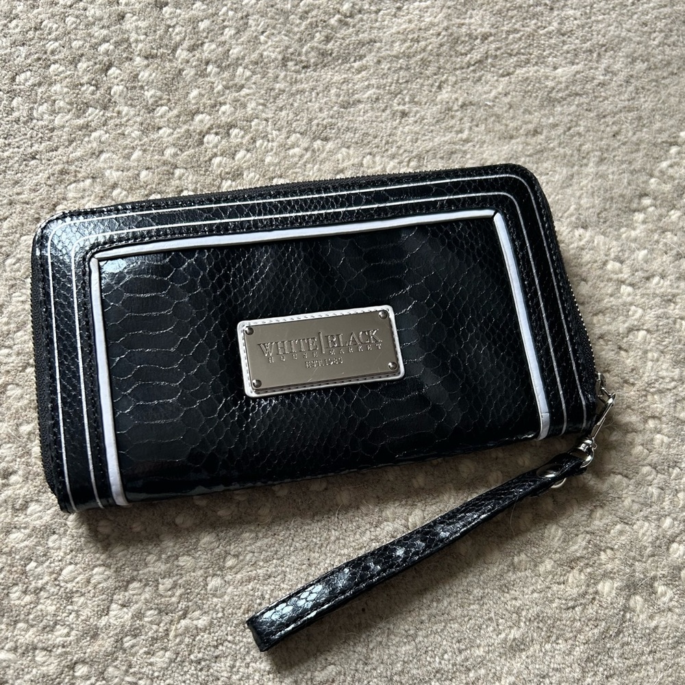 White House black market large women’s clutch wallet